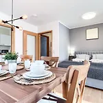 In Der Stadt Mit Kostenfreier Tiefgarage Bis 1,50m Fahrzeughoehe - 2 Doppelbetten, Kueche, Bad Apartament Lipsk