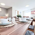 In Der Stadt Mit Kostenfreier Tiefgarage Bis 1,50m Fahrzeughoehe - 2 Doppelbetten, Kueche, Bad Apartament *