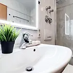 Apartament In Der Stadt Mit Kostenfreier Tiefgarage Bis 1,50m Fahrzeughoehe - 2 Doppelbetten, Kueche, Bad