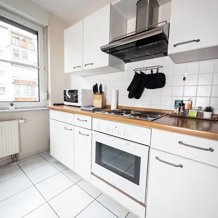 In Der Stadt Mit Kostenfreier Tiefgarage Bis 1,50m Fahrzeughoehe - 2 Doppelbetten, Kueche, Bad *