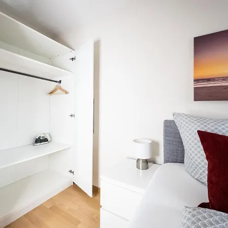 In Der Stadt Mit Kostenfreier Tiefgarage Bis 1,50m Fahrzeughoehe - 2 Doppelbetten, Kueche, Bad Lipcse