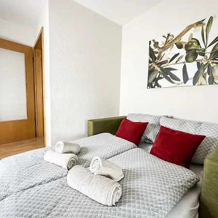 Apartman In Der Stadt Mit Kostenfreier Tiefgarage Bis 1,50m Fahrzeughoehe - 2 Doppelbetten, Kueche, Bad *