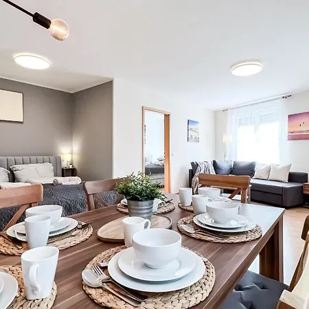 In Der Stadt Mit Kostenfreier Tiefgarage Bis 1,50m Fahrzeughoehe - 2 Doppelbetten, Kueche, Bad Λειψία