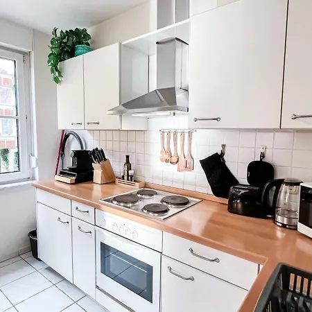 In Der Stadt Mit Kostenfreier Tiefgarage Bis 1,50m Fahrzeughoehe - 2 Doppelbetten, Kueche, Bad *