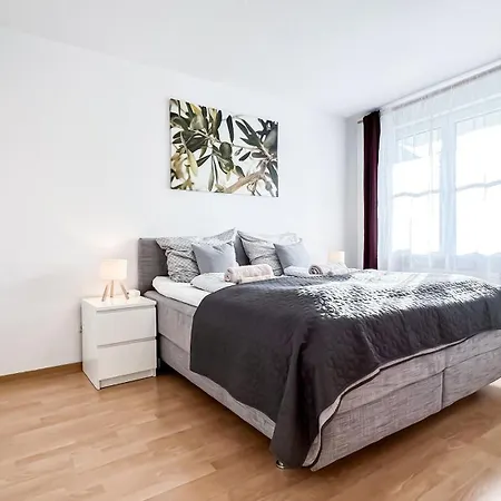 In Der Stadt Mit Kostenfreier Tiefgarage Bis 1,50m Fahrzeughoehe - 2 Doppelbetten, Kueche, Bad Διαμέρισμα Λειψία