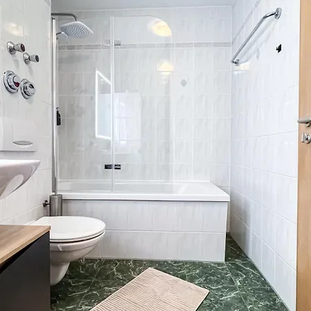 In Der Stadt Mit Kostenfreier Tiefgarage Bis 1,50m Fahrzeughoehe - 2 Doppelbetten, Kueche, Bad