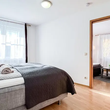 Apartmán In Der Stadt Mit Kostenfreier Tiefgarage Bis 1,50m Fahrzeughoehe - 2 Doppelbetten, Kueche, Bad Lipsko