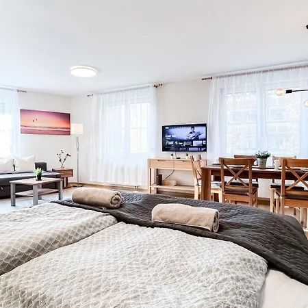 In Der Stadt Mit Kostenfreier Tiefgarage Bis 1,50m Fahrzeughoehe - 2 Doppelbetten, Kueche, Bad *