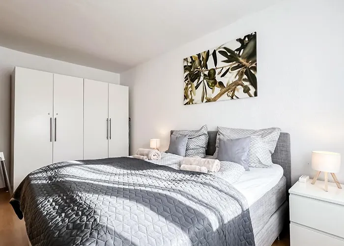 In Der Stadt Mit Kostenfreier Tiefgarage Bis 1,50m Fahrzeughoehe - 2 Doppelbetten, Kueche, Bad Διαμέρισμα Λειψία