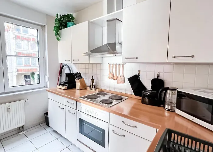 In Der Stadt Mit Kostenfreier Tiefgarage Bis 1,50m Fahrzeughoehe - 2 Doppelbetten, Kueche, Bad *