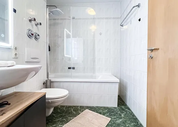 In Der Stadt Mit Kostenfreier Tiefgarage Bis 1,50m Fahrzeughoehe - 2 Doppelbetten, Kueche, Bad