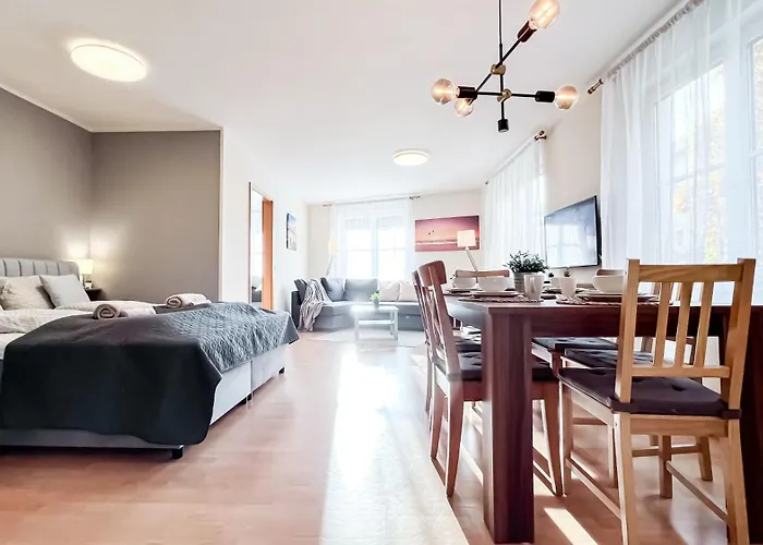 In Der Stadt Mit Kostenfreier Tiefgarage Bis 1,50m Fahrzeughoehe - 2 Doppelbetten, Kueche, Bad * Λειψία