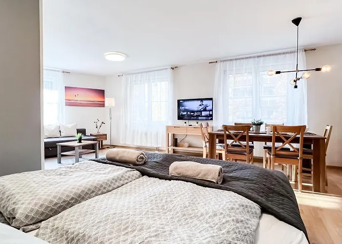 In Der Stadt Mit Kostenfreier Tiefgarage Bis 1,50m Fahrzeughoehe - 2 Doppelbetten, Kueche, Bad *