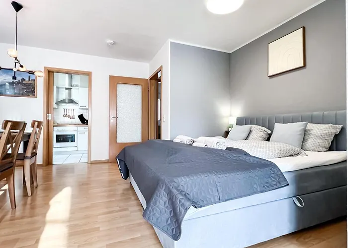 In Der Stadt Mit Kostenfreier Tiefgarage Bis 1,50m Fahrzeughoehe - 2 Doppelbetten, Kueche, Bad Διαμέρισμα