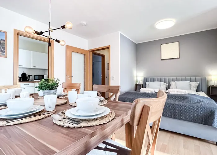 In Der Stadt Mit Kostenfreier Tiefgarage Bis 1,50m Fahrzeughoehe - 2 Doppelbetten, Kueche, Bad Διαμέρισμα Λειψία