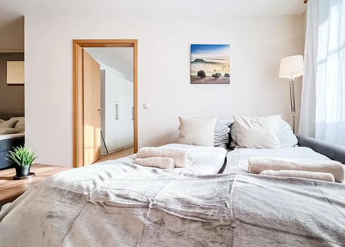 In Der Stadt Mit Kostenfreier Tiefgarage Bis 1,50m Fahrzeughoehe - 2 Doppelbetten, Kueche, Bad