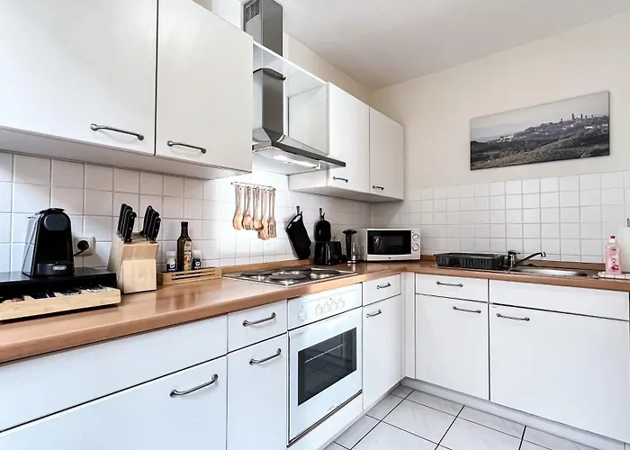 In Der Stadt Mit Kostenfreier Tiefgarage Bis 1,50m Fahrzeughoehe - 2 Doppelbetten, Kueche, Bad Λειψία