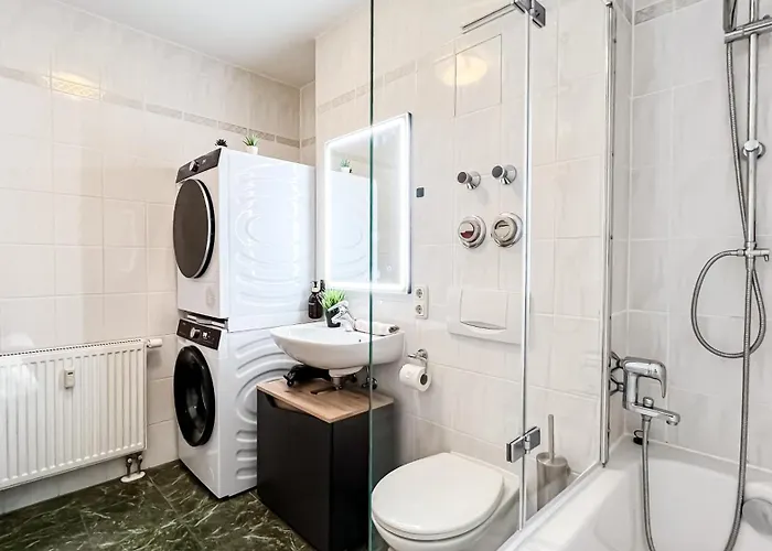 In Der Stadt Mit Kostenfreier Tiefgarage Bis 1,50m Fahrzeughoehe - 2 Doppelbetten, Kueche, Bad * Λειψία