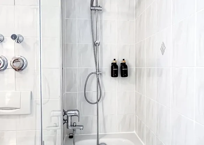 In Der Stadt Mit Kostenfreier Tiefgarage Bis 1,50m Fahrzeughoehe - 2 Doppelbetten, Kueche, Bad * Λειψία