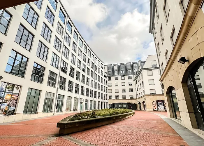 In Der Stadt Mit Kostenfreier Tiefgarage Bis 1,50m Fahrzeughoehe - 2 Doppelbetten, Kueche, Bad *